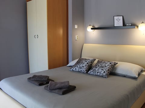 Schönes Gästezimmer mit großer Sonnenterrasse
