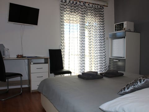 Schönes Gästezimmer mit großer Sonnenterrasse
