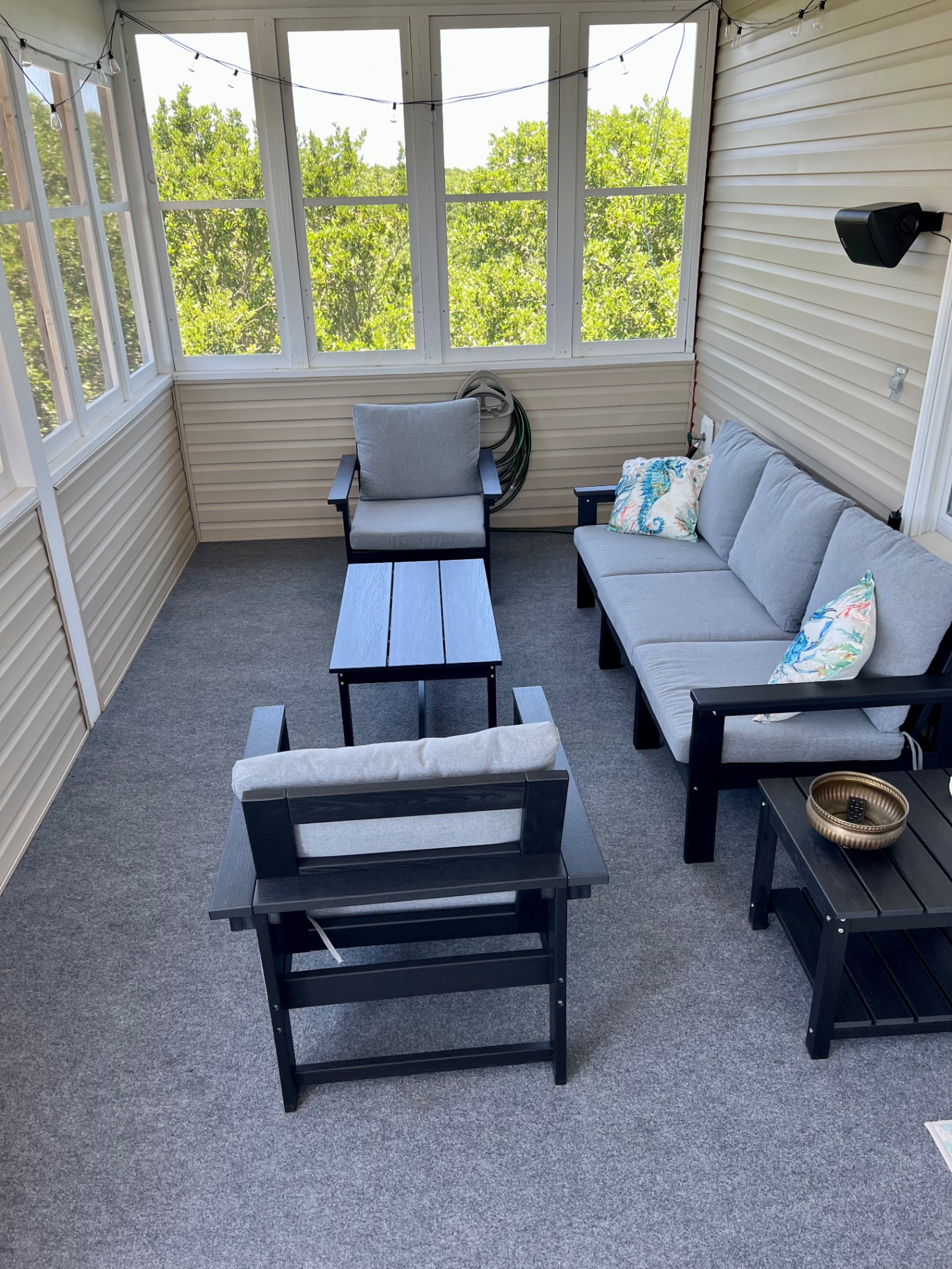 Screened in porch area