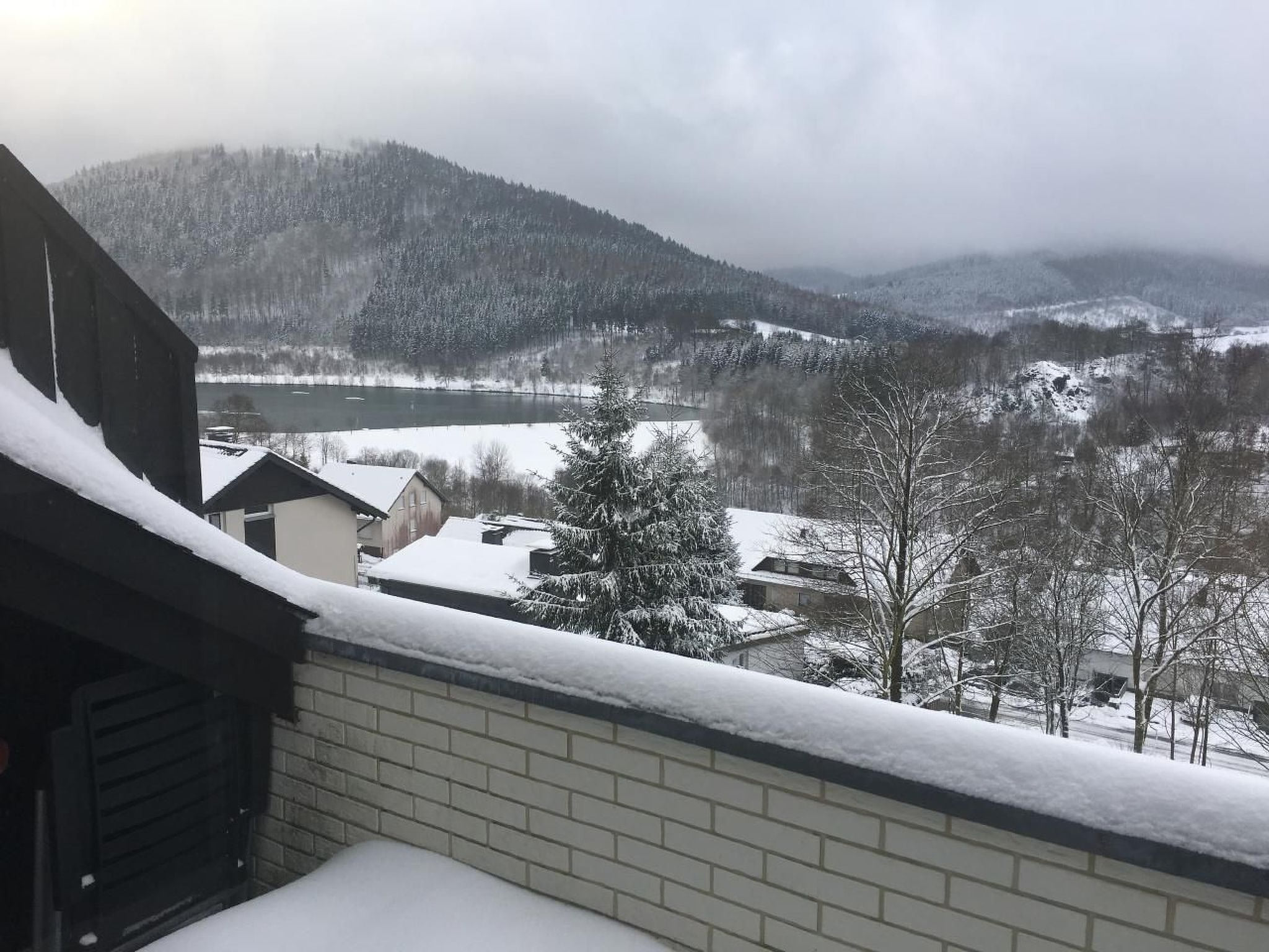 Berg- und Seeblick am Hillebachsee
