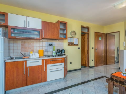 mit Klimaanlage und Balkon