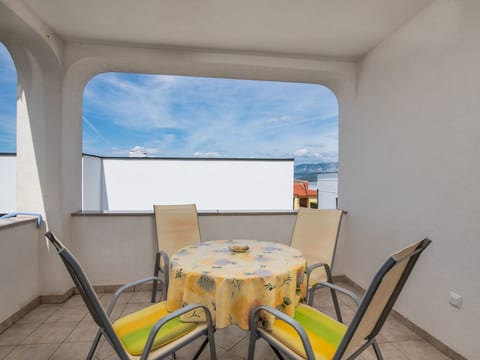 mit Klimaanlage und Balkon