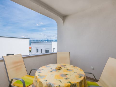 mit Klimaanlage und Balkon