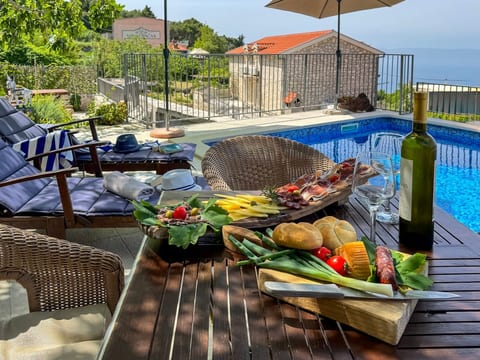 Charmantes Steinhaus mit Pool und Meerblick