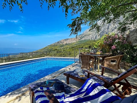 Charmantes Steinhaus mit Pool und Meerblick