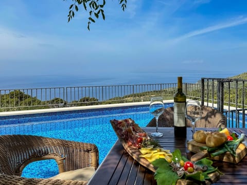 Charmantes Steinhaus mit Pool und Meerblick