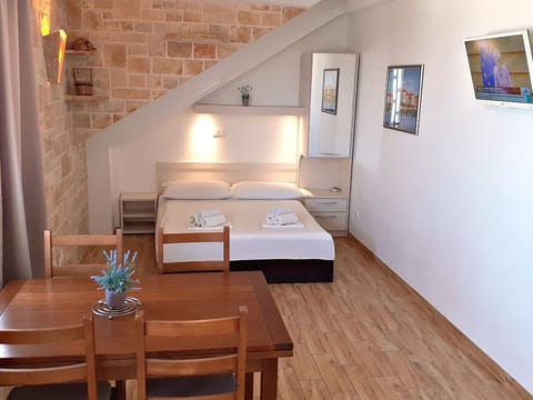 Schöne Ferienwohnung in Baska Voda mit Terrasse