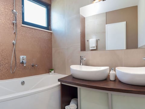 Luxuriöse Villa Calla mit Pool in Strandnähe