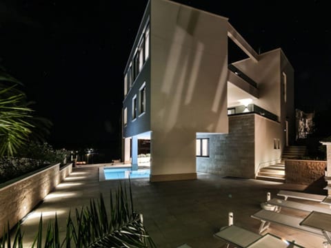 Luxusvilla Viola mit Pool, Sauna und Fitnessraum