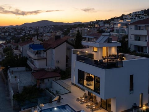 Villa Julian mit beheiztem Pool