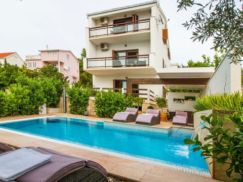 Villa Nia für 12 Personen mit privatem beheiztem Pool