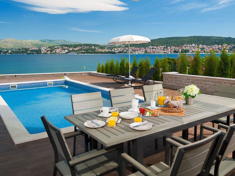 Luxuriöse Villa Rose am Strand mit Pool - Okrug Donji
