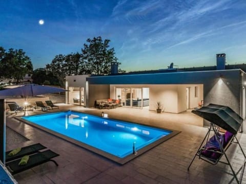 Villa Sanivaro mit beheiztem Pool und Whirlpool