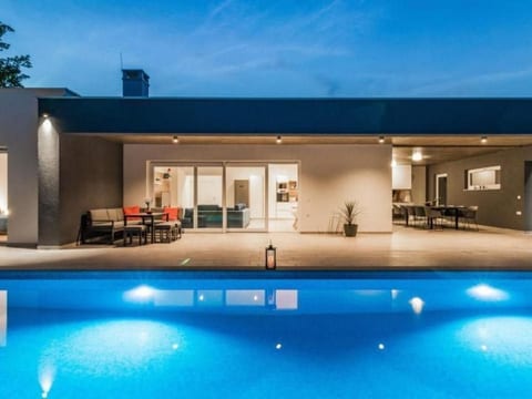 Villa Sanivaro mit beheiztem Pool und Whirlpool