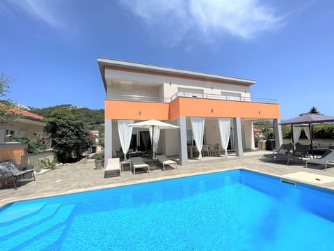 Villa Summer Escape in Barbat mit Garten und Aussicht