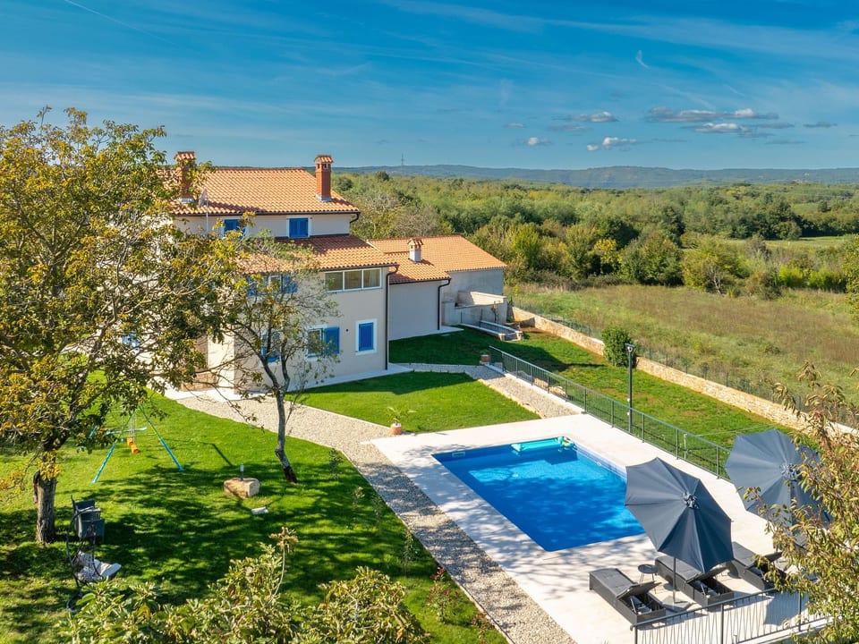 Villa Francesca mit Garten, Grill und Pool - Drenje