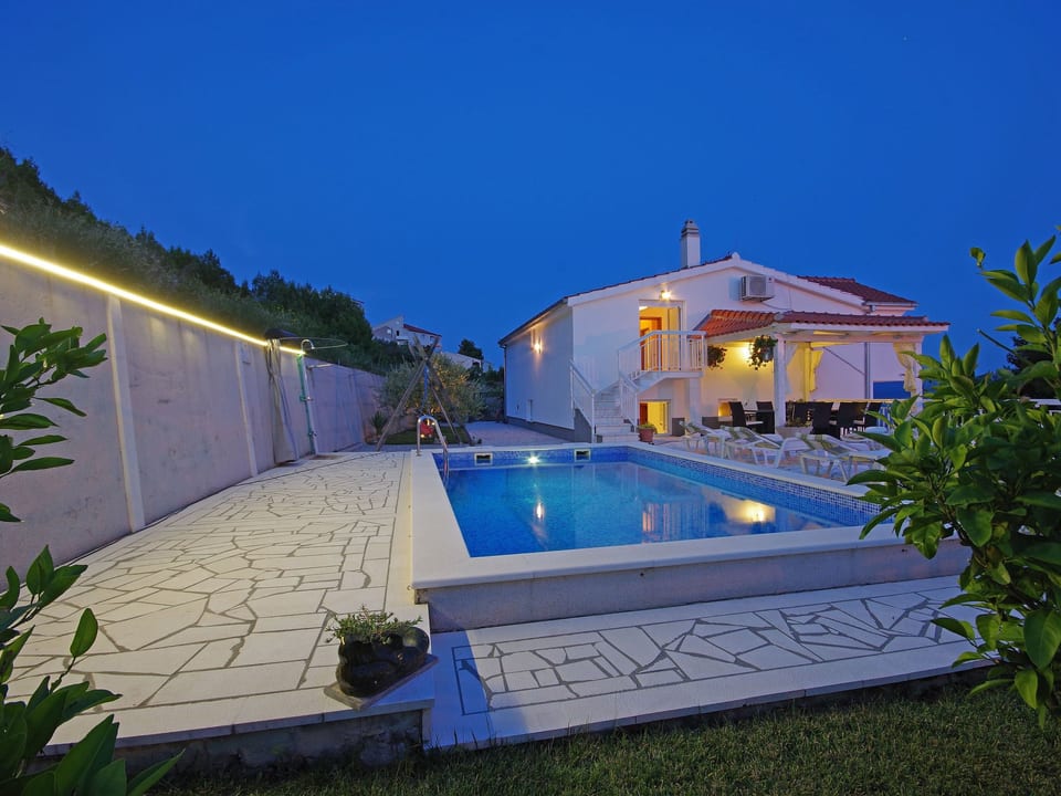 Villa Martina Matea große Villa mit beheiztem Pool - Omiš