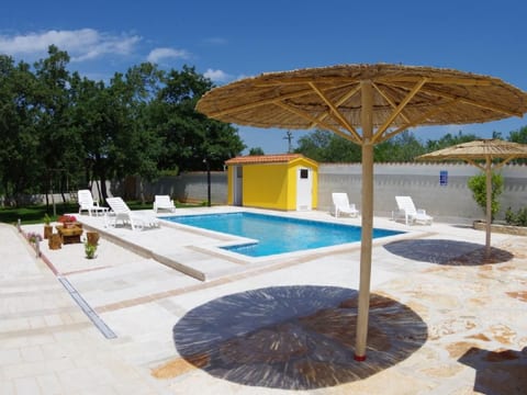 Haus in Sveti Kirin mit Privatem Pool, 4 Schlafzimmer