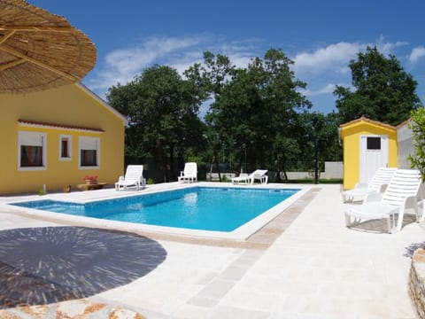 Haus in Sveti Kirin mit Privatem Pool, 4 Schlafzimmer