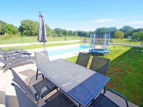 mit privatem Pool, Dorf Šišan