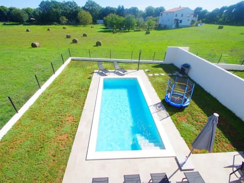 mit privatem Pool, Dorf Šišan