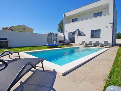 mit privatem Pool, Dorf Šišan
