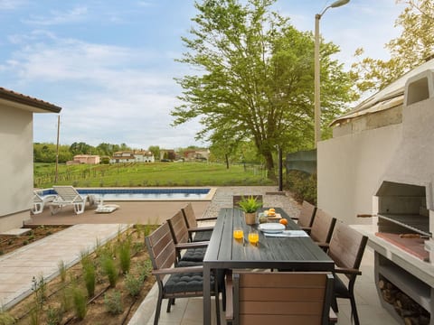 Charmante Villa mit gepflegtem Garten und beheiztem Pool