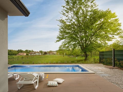 Charmante Villa mit gepflegtem Garten und beheiztem Pool