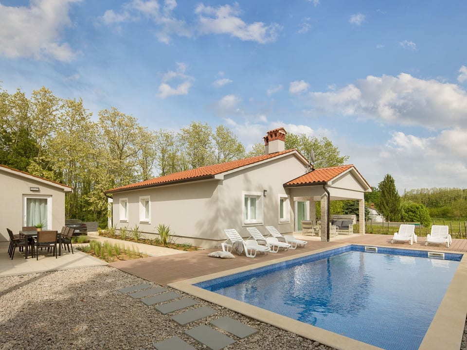 Charmante Villa mit gepflegtem Garten und beheiztem Pool - Nedešćina