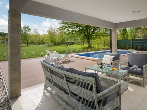 Charmante Villa mit gepflegtem Garten und beheiztem Pool