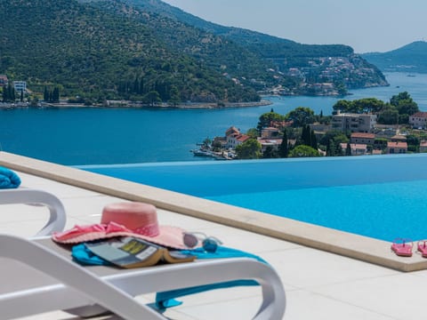 Moderne Villa mit Infinity-Pool und atemberaubendem Meerblick Dia