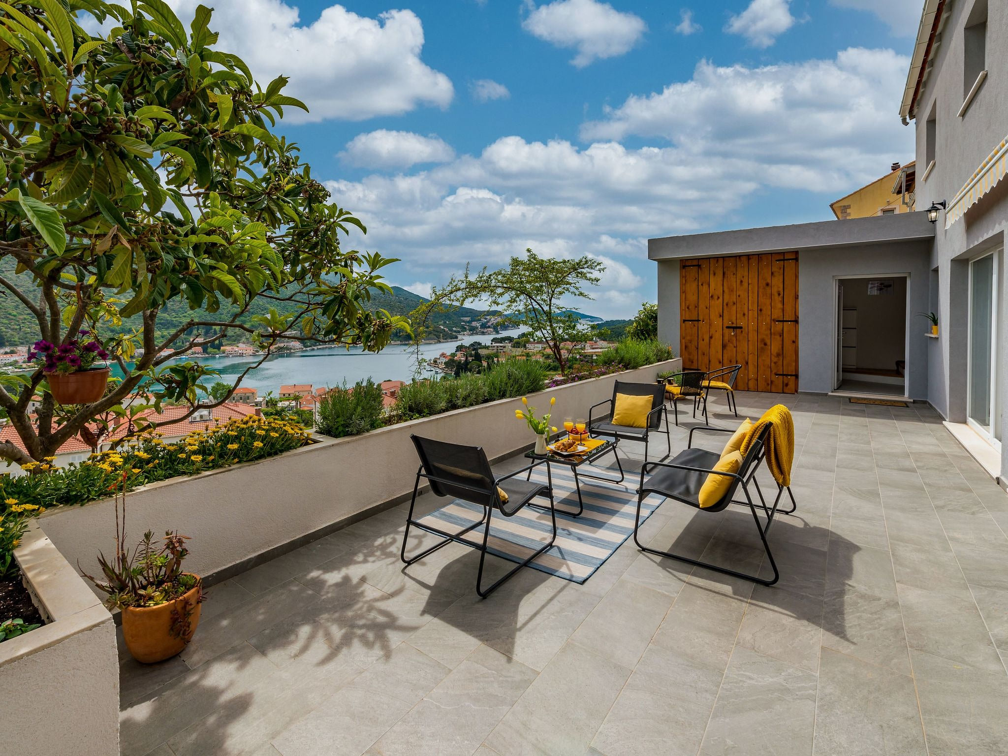 Moderne Villa mit Infinity-Pool und atemberaubendem Meerblick Dia