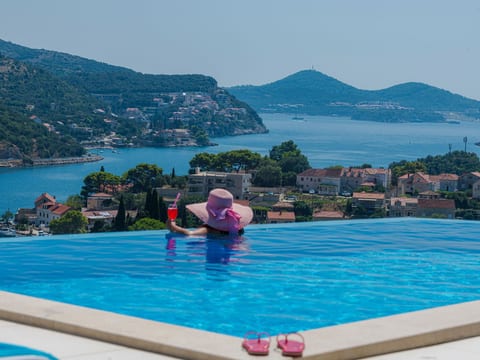 Moderne Villa mit Infinity-Pool und atemberaubendem Meerblick Dia