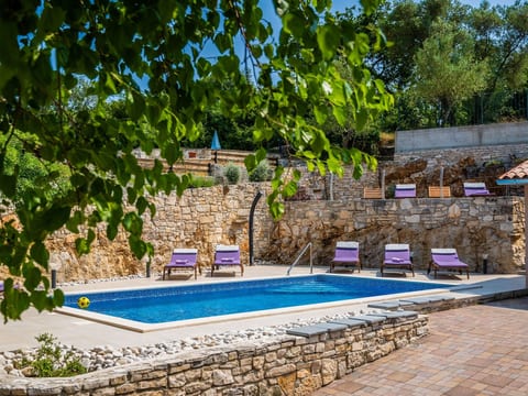 Luxuriöse Villa auf großem Privatgrundstück