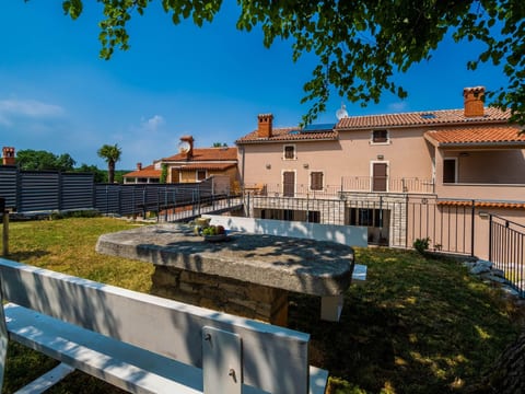 Luxuriöse Villa auf großem Privatgrundstück