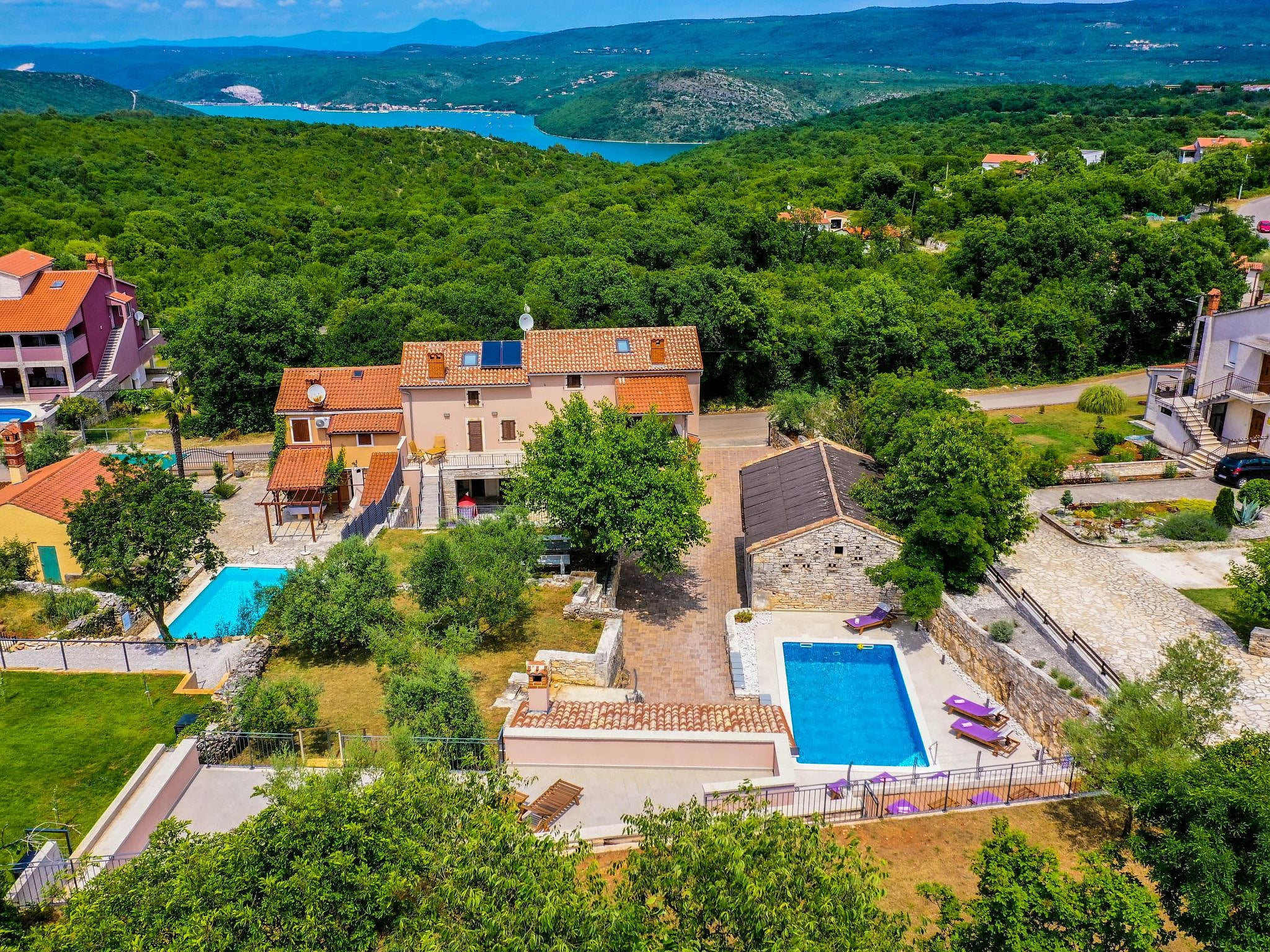 Luxuriöse Villa auf großem Privatgrundstück