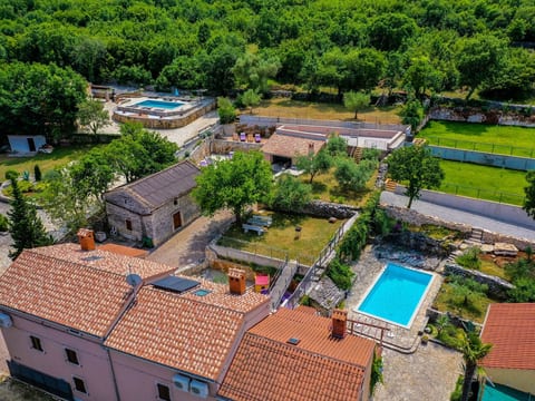 Luxuriöse Villa auf großem Privatgrundstück