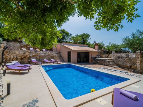 Luxuriöse Villa auf großem Privatgrundstück