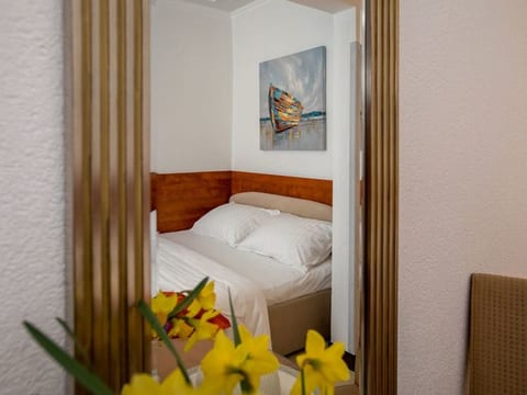 Mélanie B im ersten Stock einer Villa am Strand