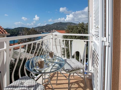 Mélanie B im ersten Stock einer Villa am Strand