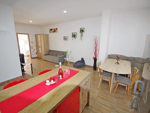 2 schlafzimmer ferienwohnung in viilage Loborika