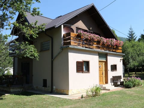 mit Garten, Grill und Terrasse