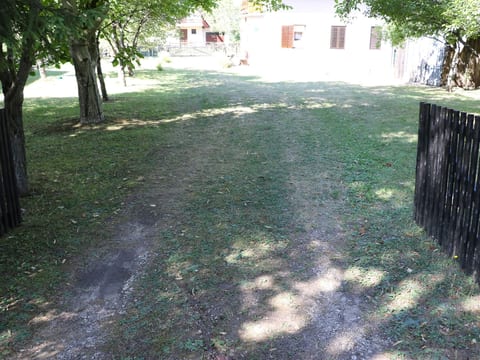 mit Garten, Grill und Terrasse