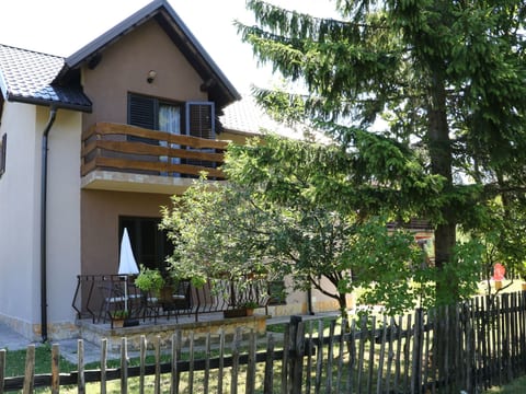 mit Garten, Grill und Terrasse