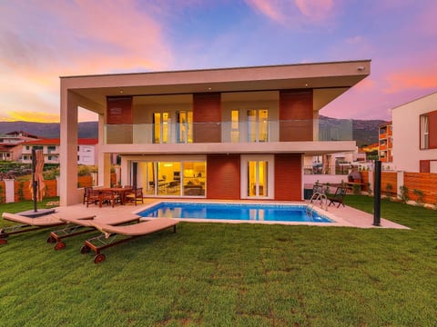 Modern eingerichtete Villa Ingrid mit beheiztem Pool
