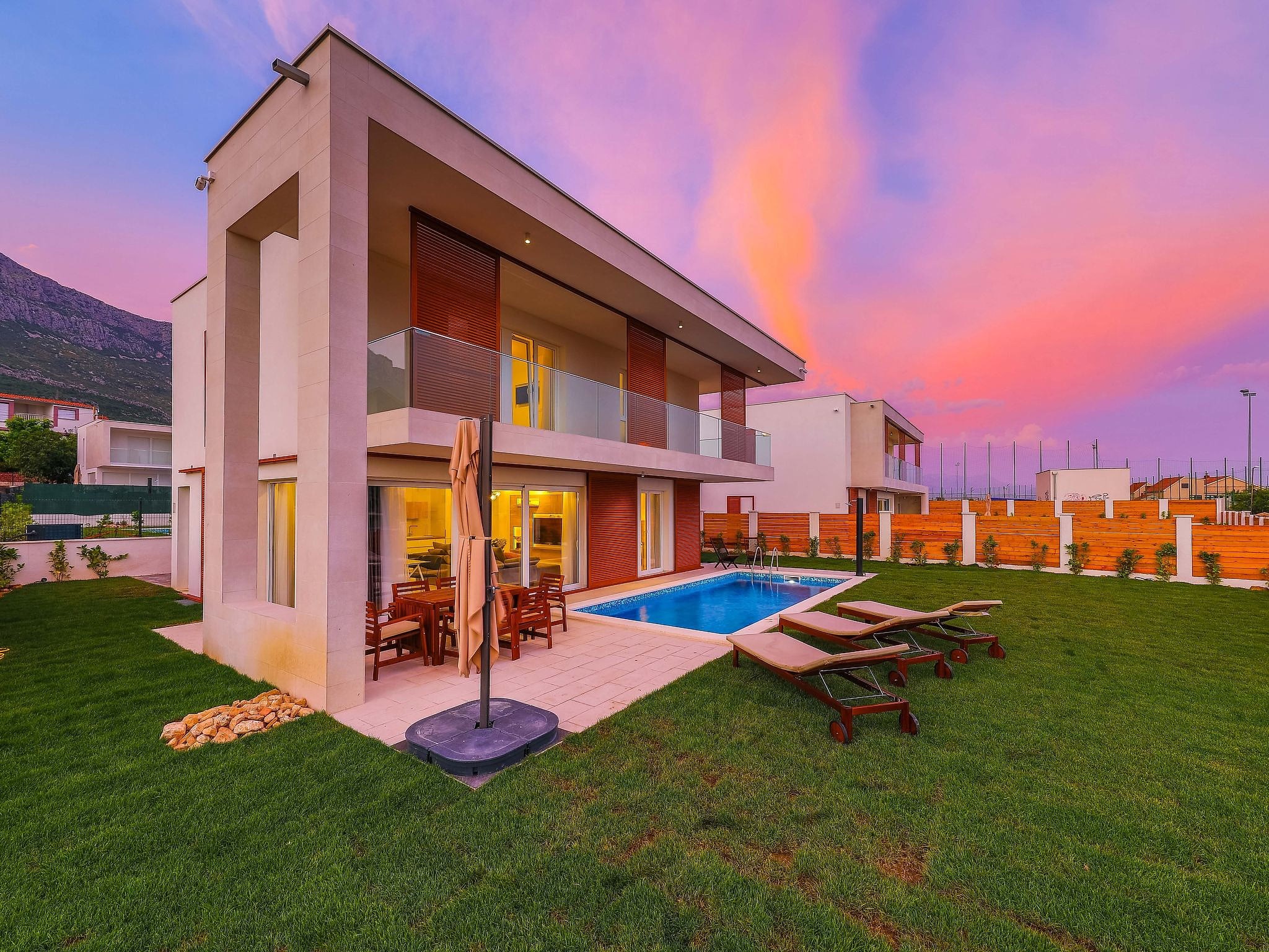 Modern eingerichtete Villa Ingrid mit beheiztem Pool