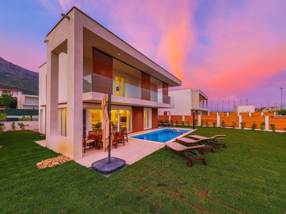 Modern eingerichtete Villa Ingrid mit beheiztem Pool - Kaštel Gomilica