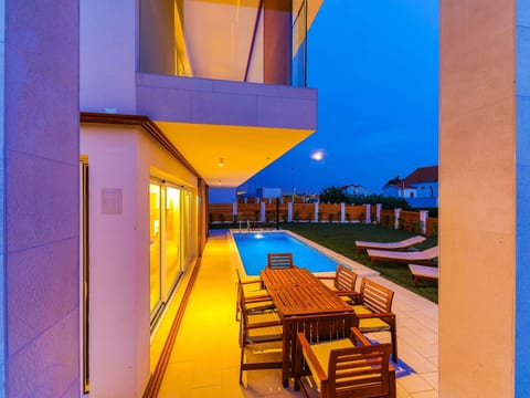 Modern eingerichtete Villa Ingrid mit beheiztem Pool