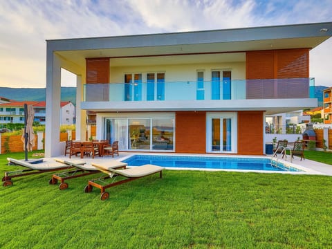Modern eingerichtete Villa Ingrid mit beheiztem Pool