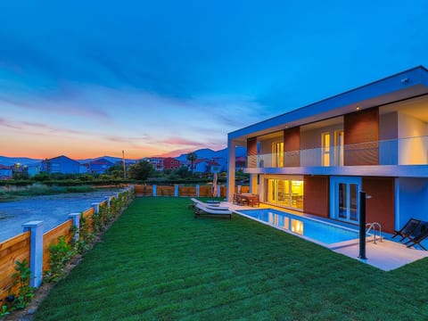 Modern eingerichtete Villa Ingrid mit beheiztem Pool